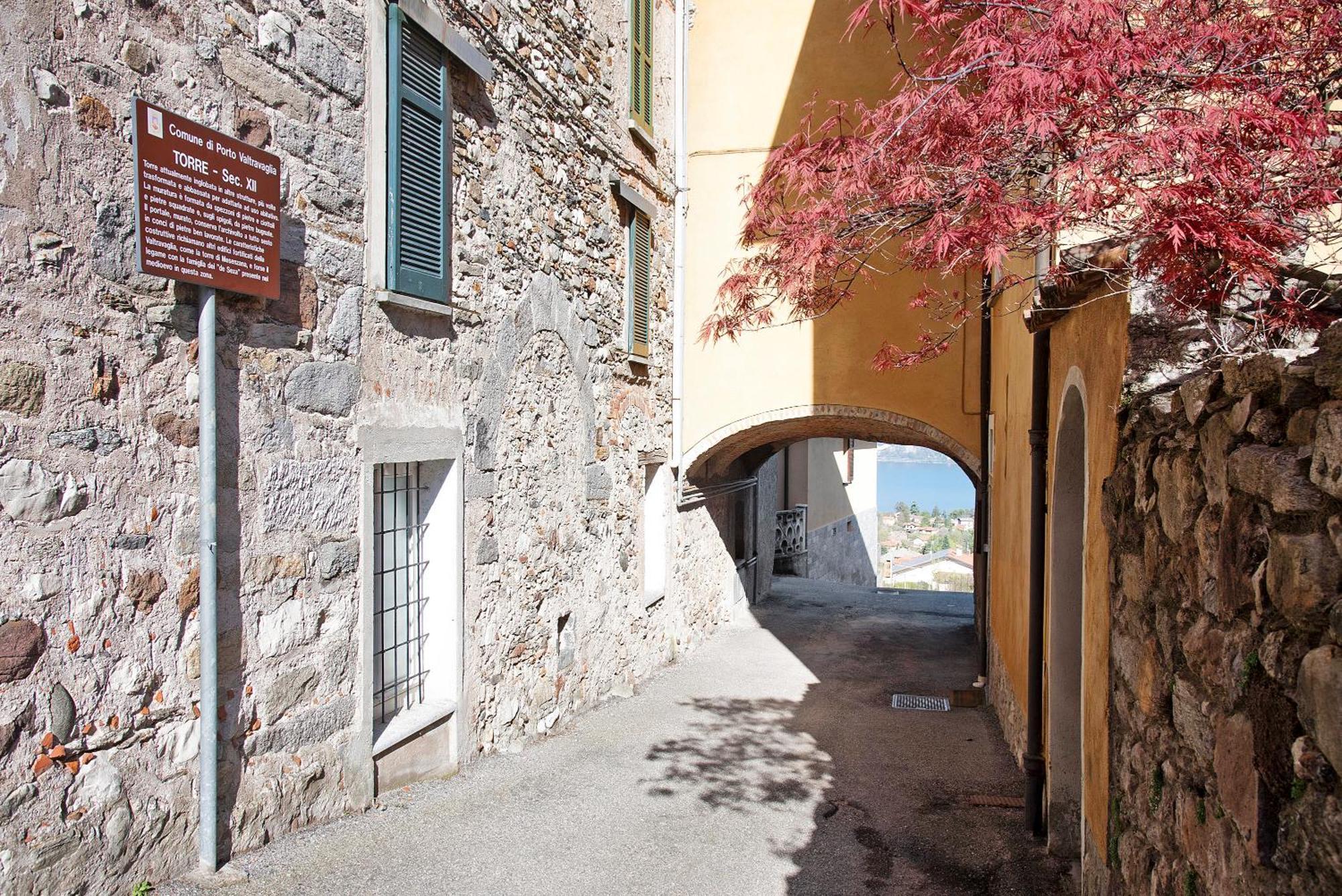 Ferienwohnung La Vecchia Torre Porto Valtravaglia Exterior foto